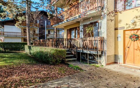 Salet: Balcony, Porch, Fence, Yard, Home Fencing, Backyard, Siding, Baluster, Villa
