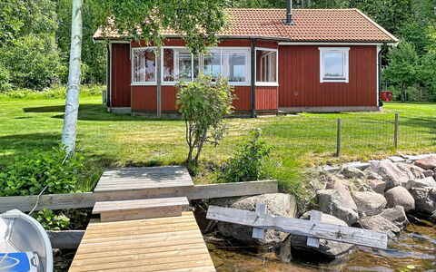 Hults-Kulla: Tree, House, Cottage, Home, Bank, Rural Area, Land Lot, Lake, Shore