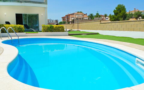 Mar: Swimming Pool, Property, Real Estate, Water, Leisure, Grass, House, Residential Area, Rectangle, Home