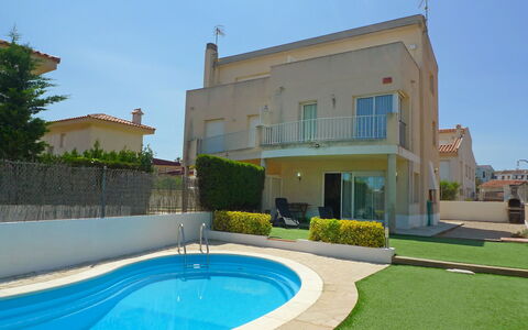 Mar: Property, Building, Swimming Pool, House, Real Estate, Villa, Residential Area, Home, Leisure, Leisure Centre