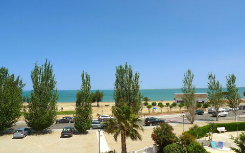 Mar: Property, Tree, Sky, Residential Area, Real Estate, Woody Plant, Land Lot, Parking, Neighbourhood, Building