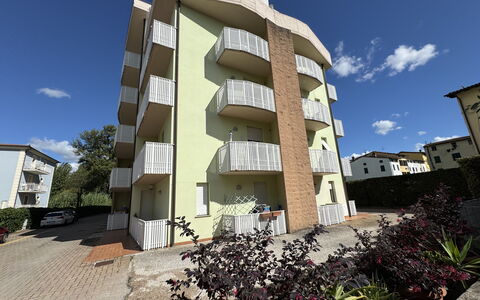 Liz: Residential Area, Apartment, Condominium, Balcony, Suburb, Hotel