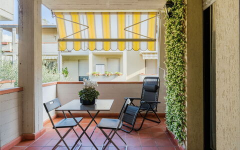 Appartamento Joelle: Furniture, Chair, Outdoor Furniture, Shade, Flowerpot, Houseplant, Outdoor Table, Eco Hotel, Wood Stain, Balcony