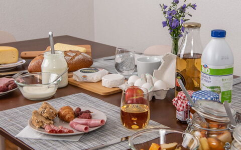 Montela Pavillon - Holiday Stay: Food, Tableware, Ingredient, Serveware, Table, Furniture, Dishware, Drinkware