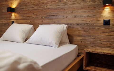 Cornelia 1: Wall, Wood, Flooring, Furniture, Bedroom, Interior Design, Floor, Bed, Lighting, Bedding