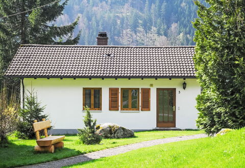 Licht: House, Roof, Cottage, Home, Rural Area, Farmhouse, Garden, Estate, Larch, Lawn