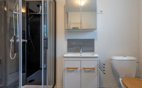 Vacances à la Mer pour Se Ressourcer: Bathroom, Plumbing Fixture, Bathroom Sink, Flooring, Interior Design, Floor, Sink, Toilet, Tap, Mirror