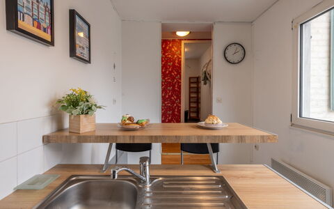 Vacances à la Mer pour Se Ressourcer: Furniture, Countertop, Kitchen, Interior Design, Wood, Flooring, Kitchen Appliance, Ceiling, Light Fixture, Home