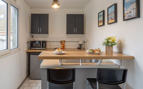 Vacances à la Mer pour Se Ressourcer: Furniture, Kitchen, Countertop, Kitchen Appliance, Cabinetry, Interior Design, Major Appliance, Wood, Flooring, Home Appliance