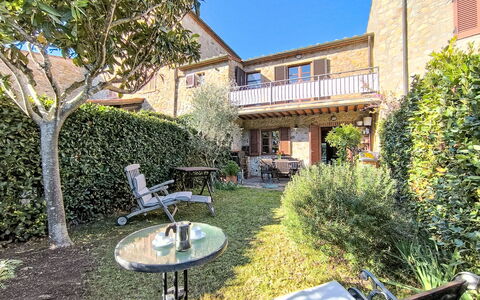 Steffi'S House: Shrub, Residential Area, House, Home, Garden, Landscaping, Cottage, Yard, Estate