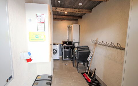 Chalet Ebenholz: Flooring, Floor, Room, Hardwood, Wood Stain, Plywood, Aluminium, Basement, Shelving