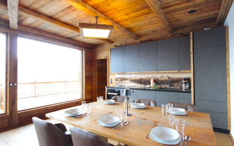 Chalet Ebenholz: Furniture, Flooring, Interior Design, Wood, Ceiling, Floor, Kitchen & Dining Room Table, Chair, Table, Dining Room