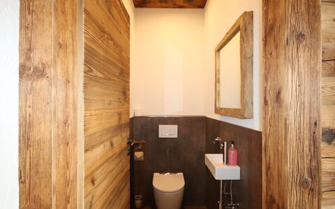 Chalet Ebenholz: Wood, Flooring, Brown, Floor, Wood Stain, Hardwood, Plumbing Fixture, Plank, Plywood, Bathroom