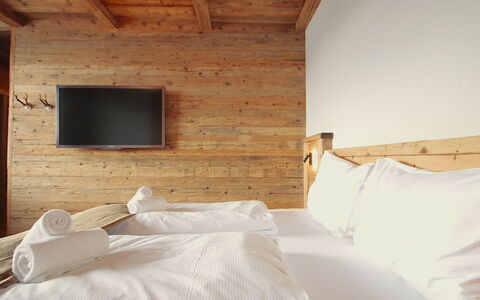 Chalet Ebenholz: Wood, Hardwood, Wood Stain, Plank, Bedroom, Bed, Wood Flooring, Lumber, Bedding, Bed Frame