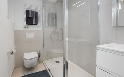 Résidence Terrazza 1: Bathroom, Interior Design, Flooring, Floor, Plumbing Fixture, Wall, Bathroom Cabinet, Mirror, Toilet, Plumbing