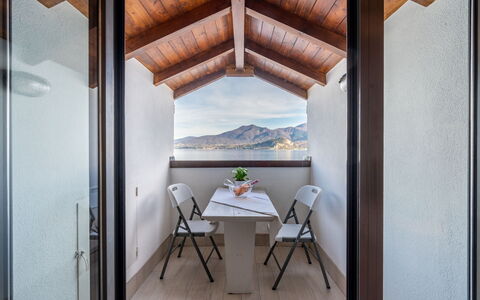 Blu Lake: Ceiling, Wood Stain, Hardwood, Daylighting, Balcony, Penthouse Apartment