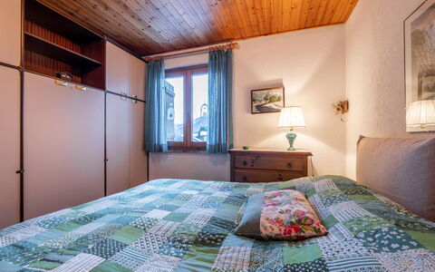 Gag Derby Apartment: Bed, Bedroom, Bed Sheet, Interior Design, Bedding, Furniture, Wood, Linens, Room, Floor