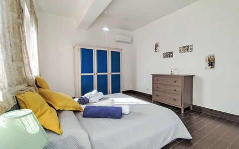 Scrusciu Do Vientu: Furniture, Bed, Interior Design, Bedroom, Flooring, Floor, Bed Sheet, Bedding, Wood, Room