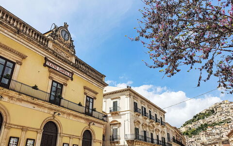 Scrusciu Do Vientu: Facade, Architecture, Arch, Classical Architecture, Balcony, Palace, Arcade