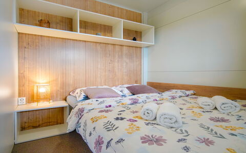 Jasna: Bed, Interior Design, Bedroom, Furniture, Wall, Bed Sheet, Bedding, Wood, Flooring, Floor