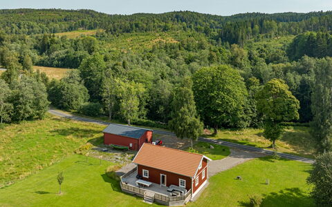 Teåker: Grass, Tree, Grassland, Landscape, Plain, Rural Area, Land Lot, House, Cottage, Human Settlement