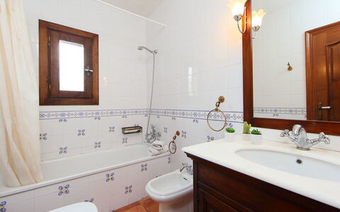 Ulldellops: Bathroom, Room, Property, Bathroom Cabinet, Tap, Bathroom Accessory, Interior Design, Wall, Sink, Furniture
