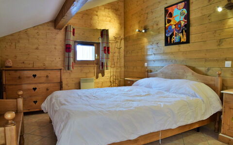 Balcons des Pistes C: Furniture, Bed, Interior Design, Bedroom, Wood, Flooring, Floor, Ceiling, Room, Bed Sheet