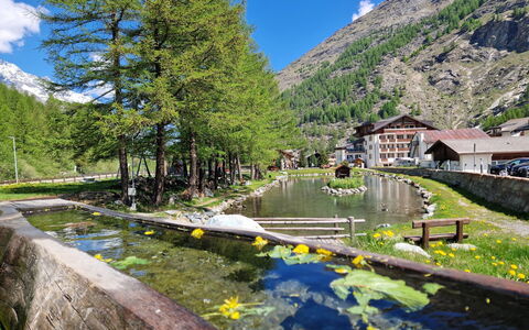 Faderhorn 8: Water, Body Of Water, Mountainous Landforms, Mountain, Watercourse, Mountain Range, Bank, Valley, Hill Station, Reflection