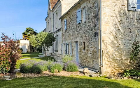 Geay 600: Wall, Building, Window, Facade, House, Architecture, Residential Area, Home, Estate, Cottage