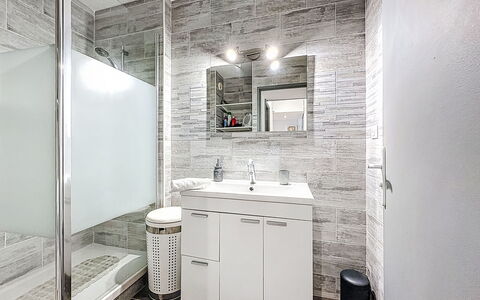 Les Marines de L'Airan: Flooring, Interior Design, Wall, Floor, Plumbing Fixture, Ceiling, Bathroom Cabinet, Bathroom, Tile, Sink
