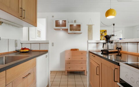 Ensio - 1.2Km from the Sea: Countertop, Kitchen, Cabinetry, Furniture, Interior Design, Flooring, Kitchen Appliance, Wood, Sink, Plumbing Fixture