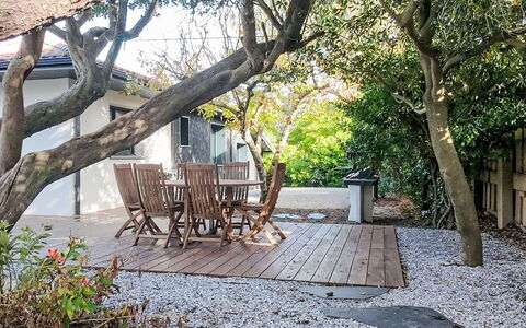 Maison Dune: Wood, Shade, Garden, Walkway, Backyard, Flagstone, Concrete, Outdoor Furniture, Landscaping, Yard