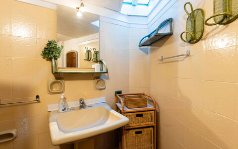 Villetta Luciano: Bathroom Sink, Bathroom, Plumbing Fixture, Sink, Wall, Interior Design, Flooring, Mirror, Floor, Tap