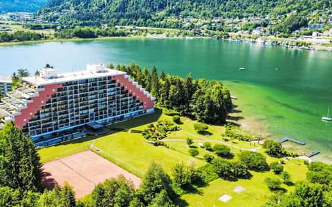 Studio Landskron Seezugang: Highland, Hill Station, Mountain Range, Valley, Ridge, Reservoir, Loch, Alps, Resort Town, Sound