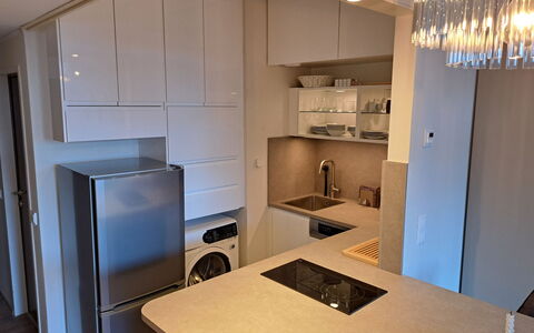 Studio Landskron Seezugang: Countertop, Interior Design, Flooring, Kitchen, Floor, Wood, Furniture, Kitchen Appliance, Ceiling, Cabinetry
