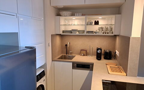 Studio Landskron Seezugang: Kitchen Appliance, Major Appliance, Kitchen, Interior Design, Countertop, Flooring, Wood, Home Appliance, Cabinetry, Furniture