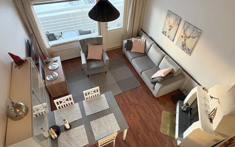 Lumikeidas: Furniture, Interior Design, Flooring, Couch, Floor, Wood, Living Room, Room, Apartment, Ceiling