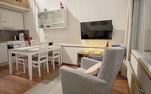 Lumikeidas: Furniture, Interior Design, Flooring, Floor, Couch, Room, Wood, Living Room, Table, Ceiling