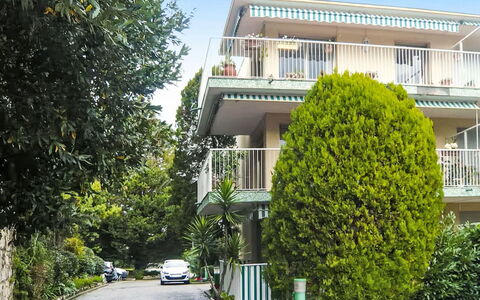 Les Jardins de L'Ermitage: Shrub, Residential Area, Home, Apartment, Balcony, Estate, Condominium, Porch, Yard, Hacienda