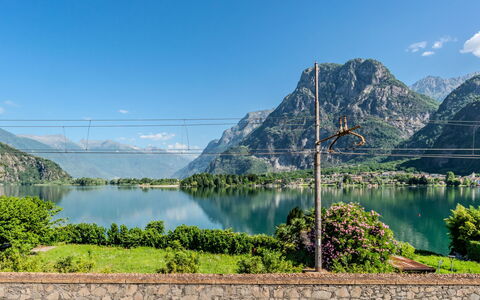 House Bigio: Water, Mountainous Landforms, Body Of Water, Mountain, Hill, Highland, Mountain Range, Bank, Hill Station, Lake