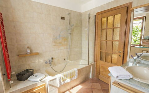 House Bigio: Interior Design, Flooring, Floor, Furniture, Plumbing Fixture, Bathroom, Wood, Bathtub, Tap, Room
