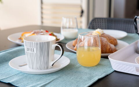 Villa Ninfa: Tableware, Serveware, Drinkware, Coffee Cup, Cup, Food, Dishware, Furniture, Plate, Table