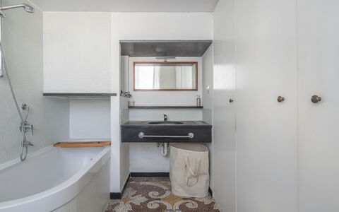 Torre Dell'Amore, Genova, Seaview: Bathroom, Plumbing Fixture, Wall, Flooring, Interior Design, Floor, Bathroom Sink, Ceiling, Tap, Sink