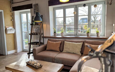 Ferienscheune: Furniture, Interior Design, Wood, Flooring, Couch, Living Room, Room, Home, Floor, Ceiling