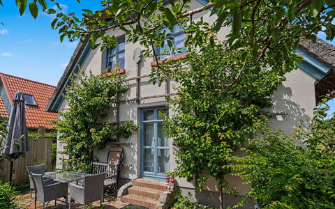 Reetgedecktes Ferienhaus Seelchen: Building, Window, House, Residential Area, Home, Shrub, Architecture, Cottage, Door