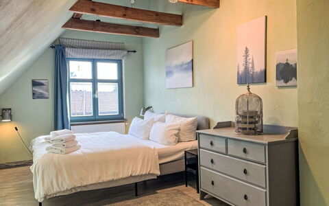 Reetgedecktes Ferienhaus Seelchen: Bed, Furniture, Interior Design, Bedroom, Floor, Bedding, Flooring, Wall, Bed Sheet, Wood