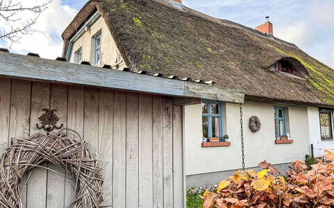 Reetgedecktes Ferienhaus Seelchen: Wall, Building, Window, Wood, House, Cottage, Roof, Home, Door, Rural Area