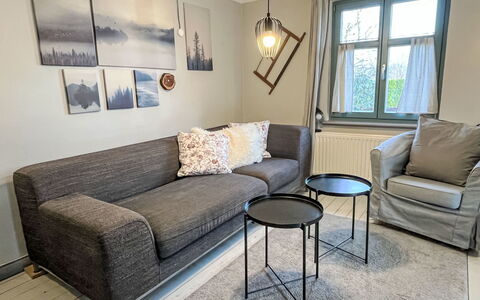 Reetgedecktes Ferienhaus Seelchen: Furniture, Couch, Flooring, Interior Design, Floor, Living Room, Wood, Home, Room