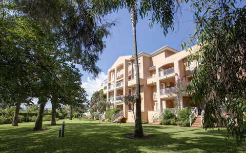 Keops: Property, Building, Residential Area, House, Estate, Real Estate, Neighbourhood, Apartment, Daytime, Architecture