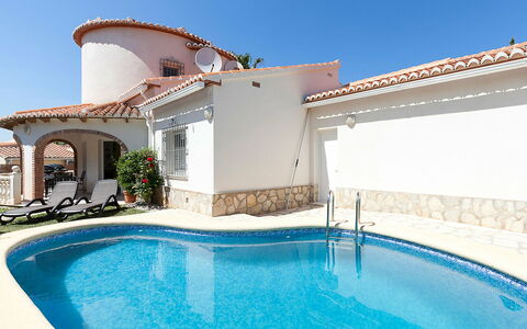 Tossal Gros: Water, Sky, Building, Plant, Azure, Swimming Pool, Shade, Leisure, Real Estate, Composite Material
